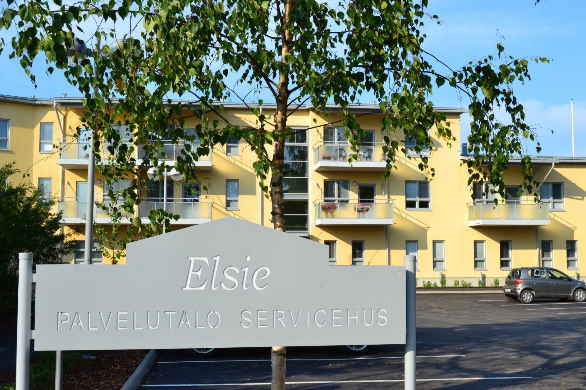 01Palvelutalo Elsie ulkoa naehtynae ja kyltti sisaeaenkaeynnin vieressae